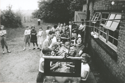 876288 Afbeelding van een groep leerlingen van de Nederlands Hervormde Gemeenteschool nr. 2 (Waterstraat 27) in Wijk C ...